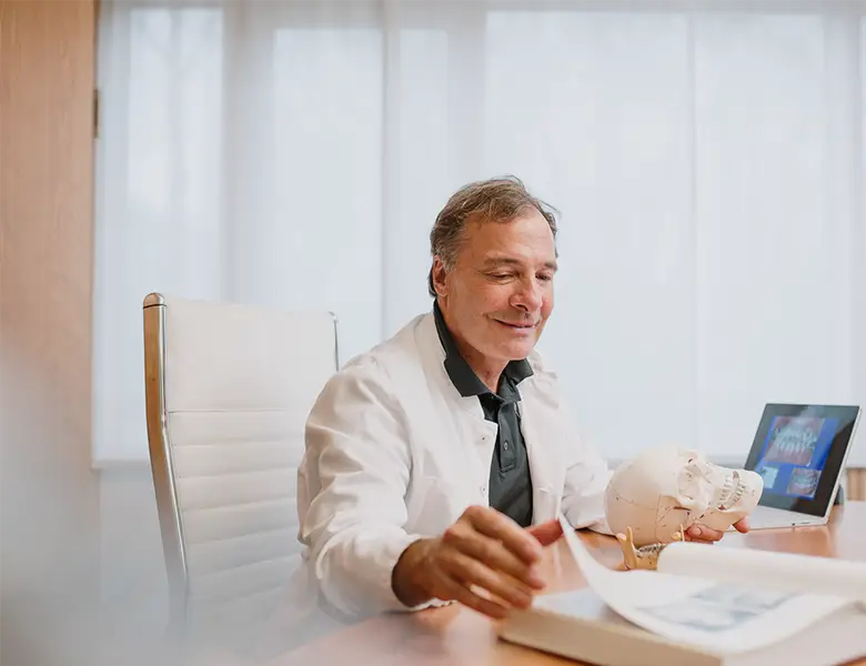 Lippen aufspritzen Regensburg: Praxisklinik von Dr. Császár und seinem Team